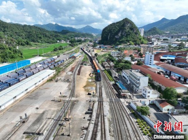 线下炒股配资网站 广西凭祥铁路口岸进口水果运输火热 二季度以来进口水果超万吨