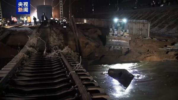 配资渠道之家 内蒙古包兰铁路因暴雨中断行车，正在抢修，预计今日通车