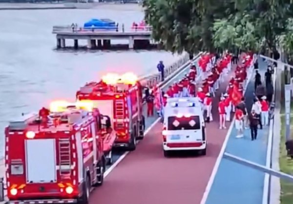 配资炒股—配资优选 百人徒步团队与消防、救护车狭路相逢，队长否认逼停阻拦：僵持是在和司机交涉